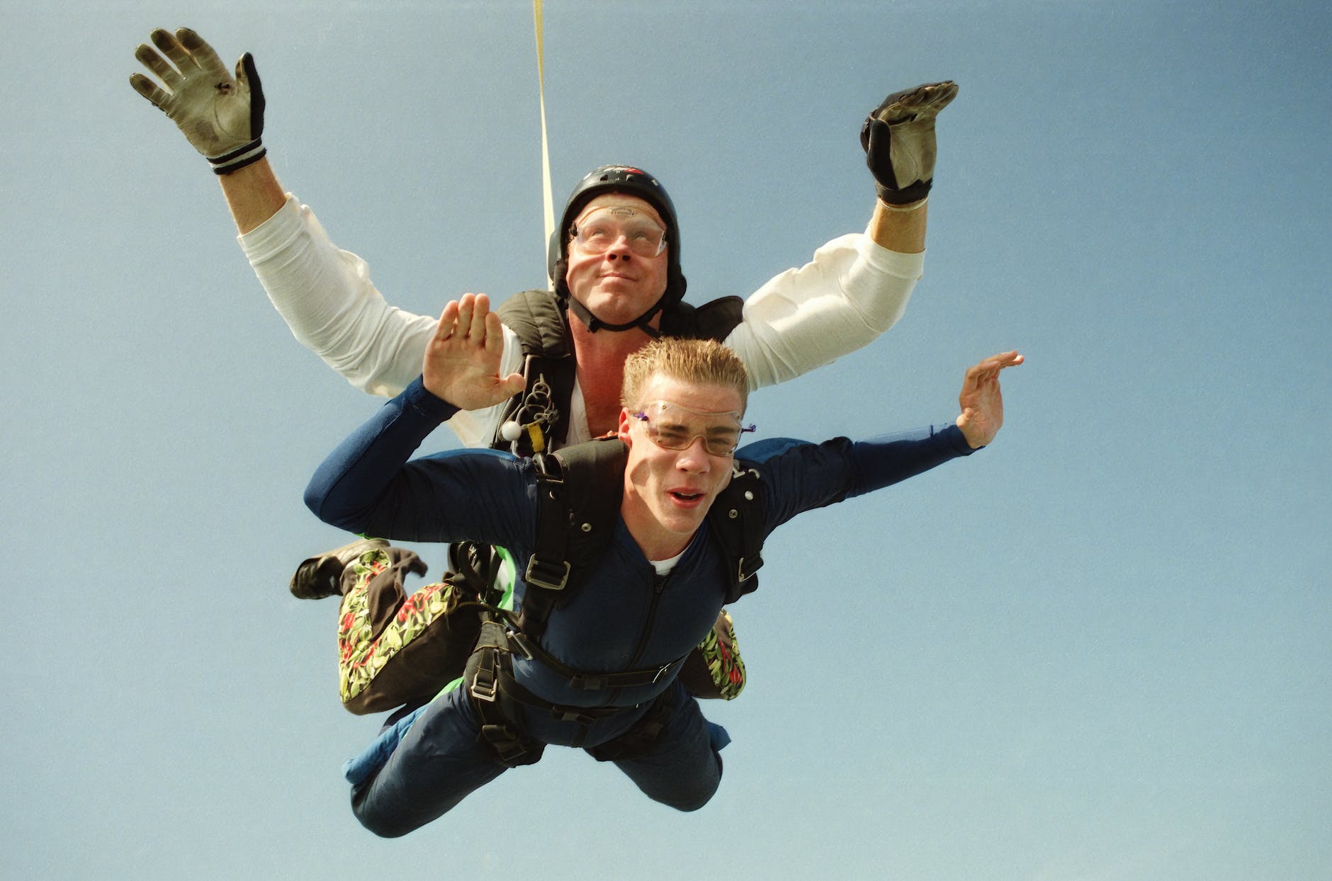 Fly and fall. Скайдайвинг. Необычный экстремальный досуг семьи. Прыжок в воду море. Итальянка скайдайвер.